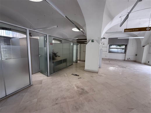 Centrale Locale Indipendente In Pietra di 6 Ambienti. 3 Esposizioni.